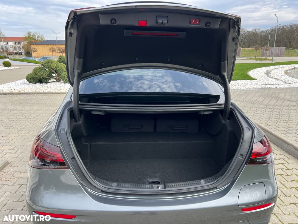 Mercedes-Benz E 300 4MATIC Aut. - 38