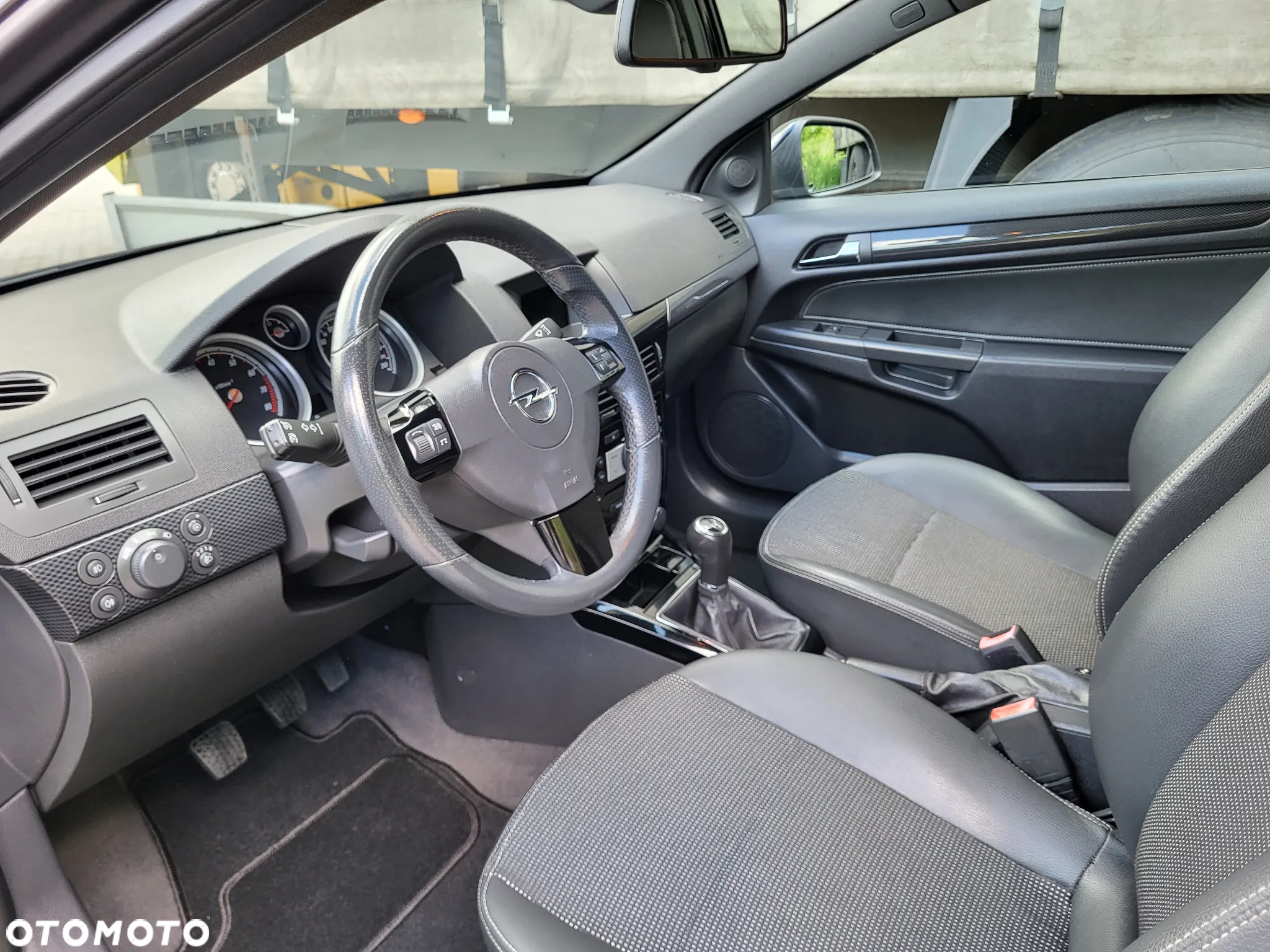 Opel Astra GTC 1.6 Cosmo - 16