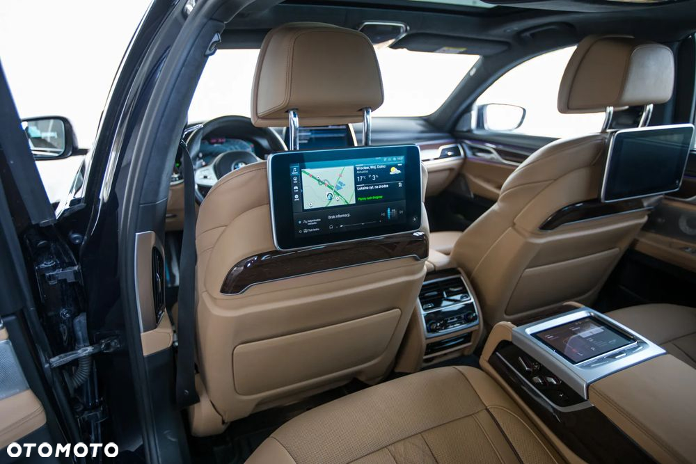 BMW Seria 7 745e sport - 22