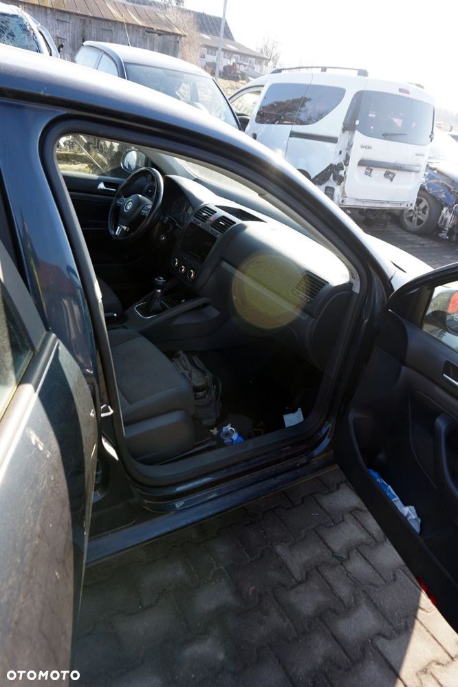 VOLKSWAGEN JETTA V SEDAN 2007 LC5F 1.9 TDI BXE 105KM JCR SZARY na części - 16