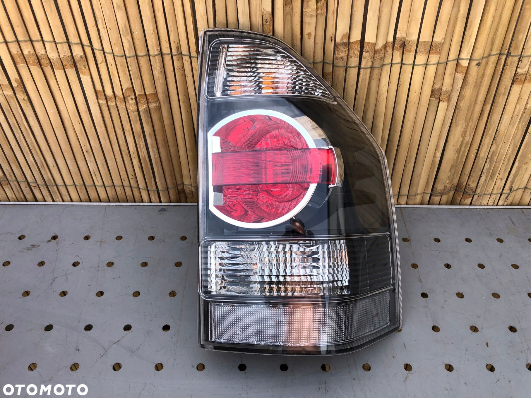 Mitsubishi Pajero IV lampa tylna prawa - 1