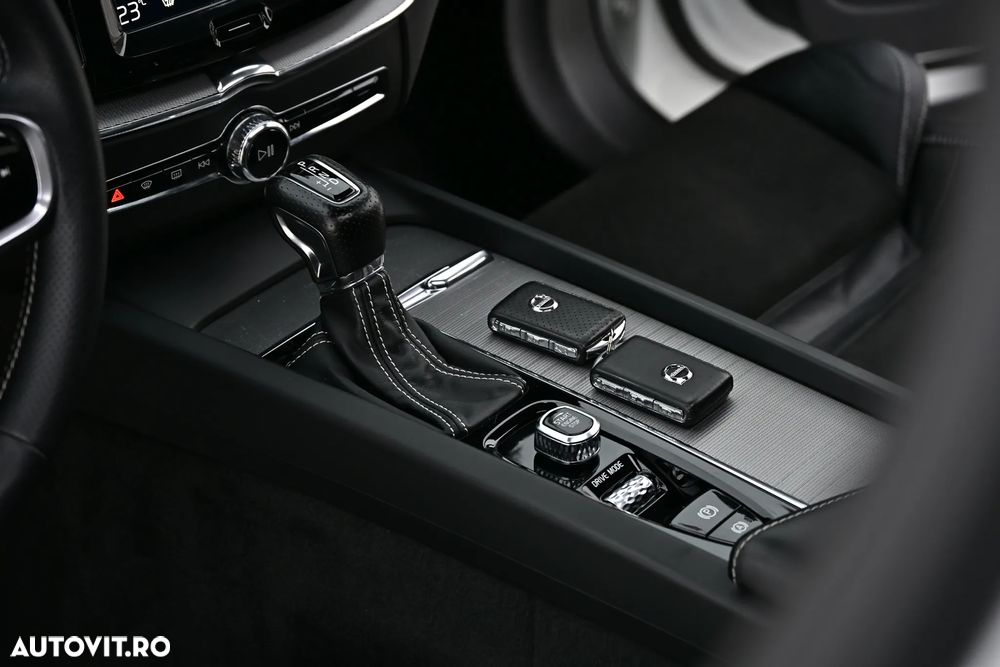 Volvo XC 60 D4 AWD Geartronic RDesign - 28