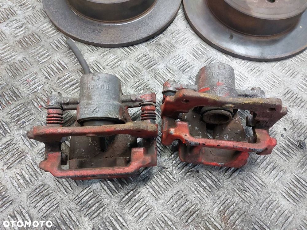 TARCZE HAMULCOWE TYŁ + ZACISKI TOYOTA AVENSIS T25 - 2