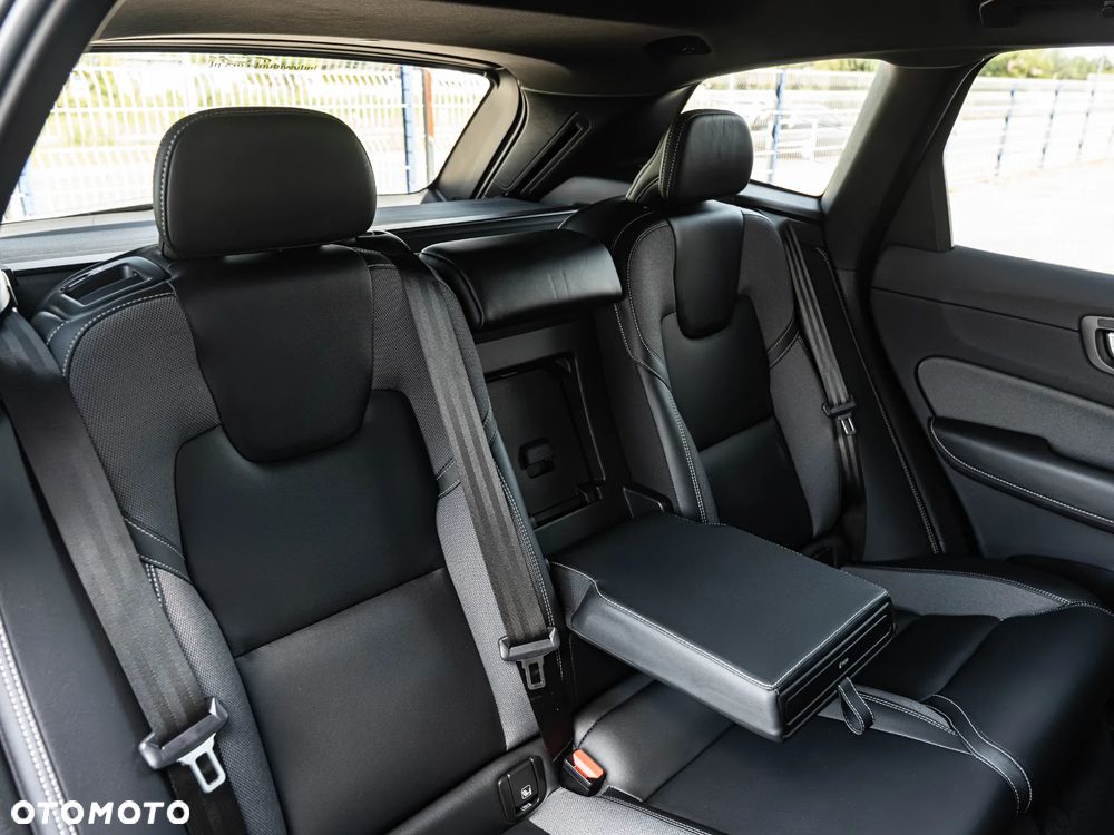 Volvo XC 60 B4 B Plus Dark - 27