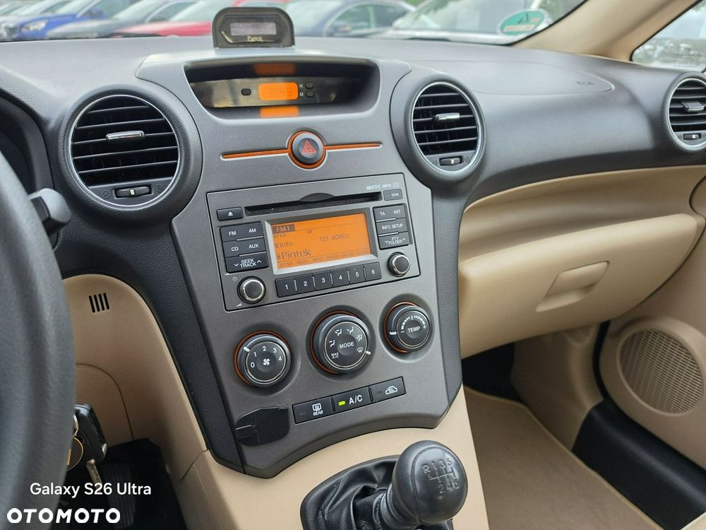 Kia Carens - 38