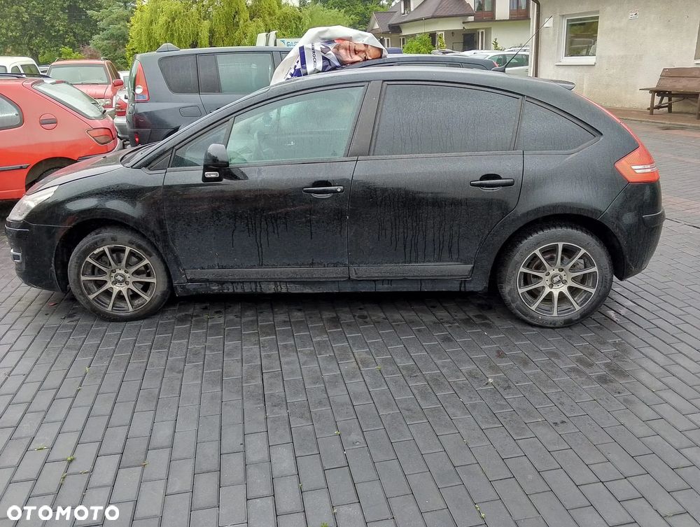 Citroen C4 I FL (08-10r.) 1.6 HDI 107KM. Silnik 9HY (DV6TED4), 9HZ (DV6TED4) Skrzynia 20DM69 lakier KTV.Cały na części.GWARANCJA !!! Przód Tył Zestaw Komplet Drzwi Klapa Zderzak Błotnik Maska Grill Atrapa Szyba Pas Lampa Lusterko Boczki Fotel Kanapa Kokpit Deska Rozdzielcza Przełącznik Włącznik Sterownik Przewody Wiązka Instalacja Moduł Komputer Czujnik Listwa Pompa Alternator Wtryski Głowica Rozrusznik Kompresor Sprzęgło Dwumas Silnik Skrzynia ABS Klimatyzacji Paliwa Wspomagania Kolektor Turbina Przepustnica Zawór Chłodnica Koło Hak Belka Sanki Zawieszenie Mcpherson Półoś Amortyzator Wydech Tłumik Zacisk Most - 3