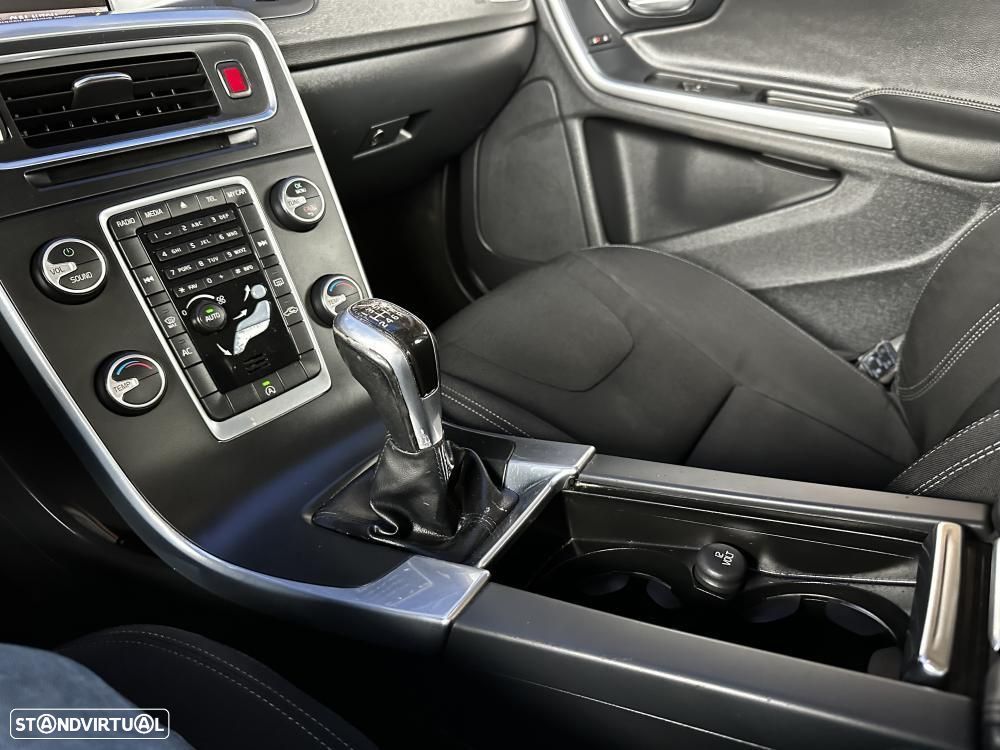 Volvo V60 2.0 D2 Momentum - 32
