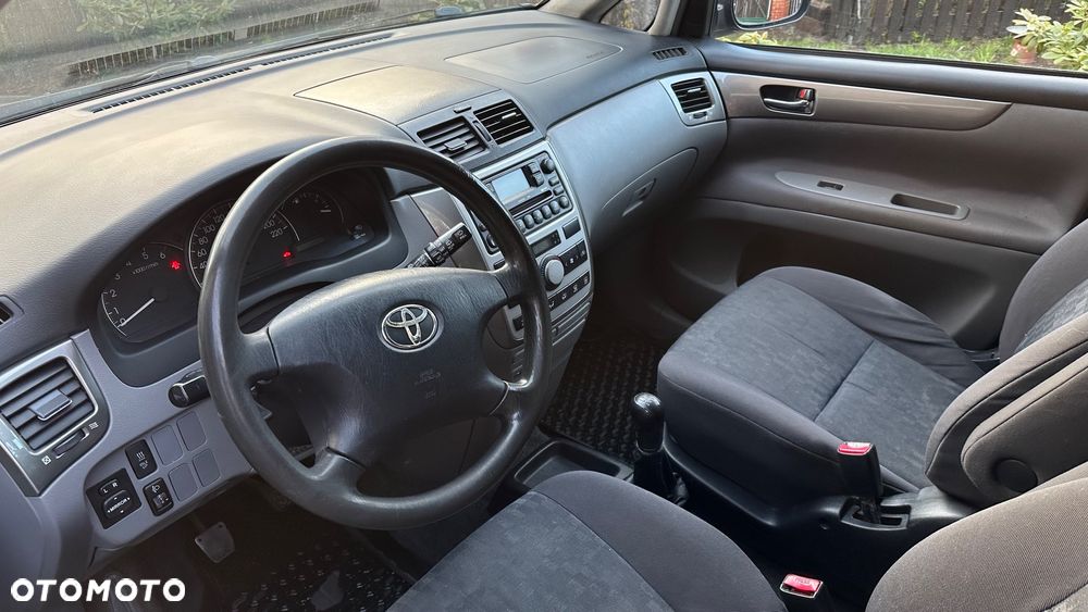 Toyota Avensis Verso - 10