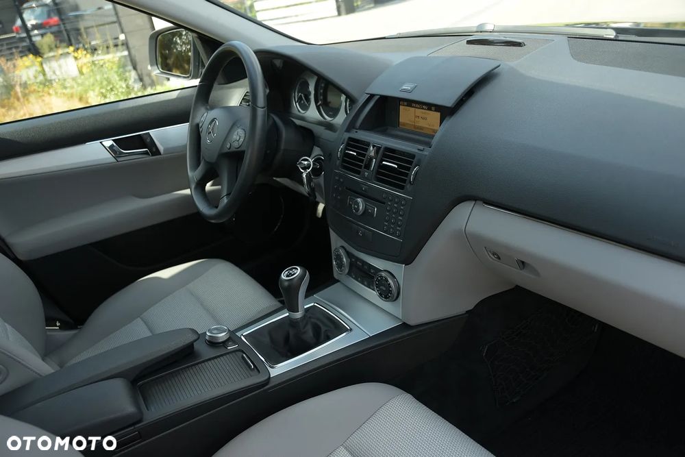 Mercedes-Benz Klasa C 180 T Kompressor Avantgarde - 27