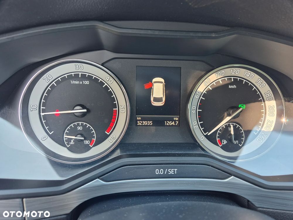 Skoda Superb Combi 2.0 TDI DSG Ambition - 30