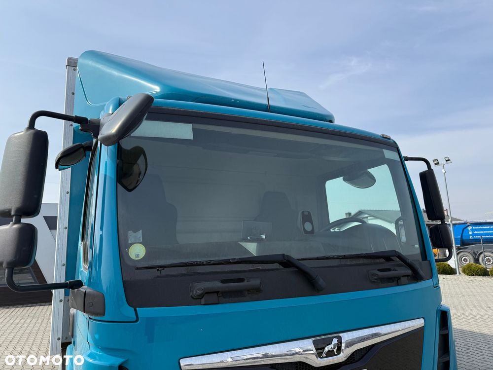 MAN TGL 12.220 / KONTENER + WINDA / 117 000 KM / ROLETA / TYŁ PODUSZKA / Z FRANCJI / STAN BDB / / / - 31