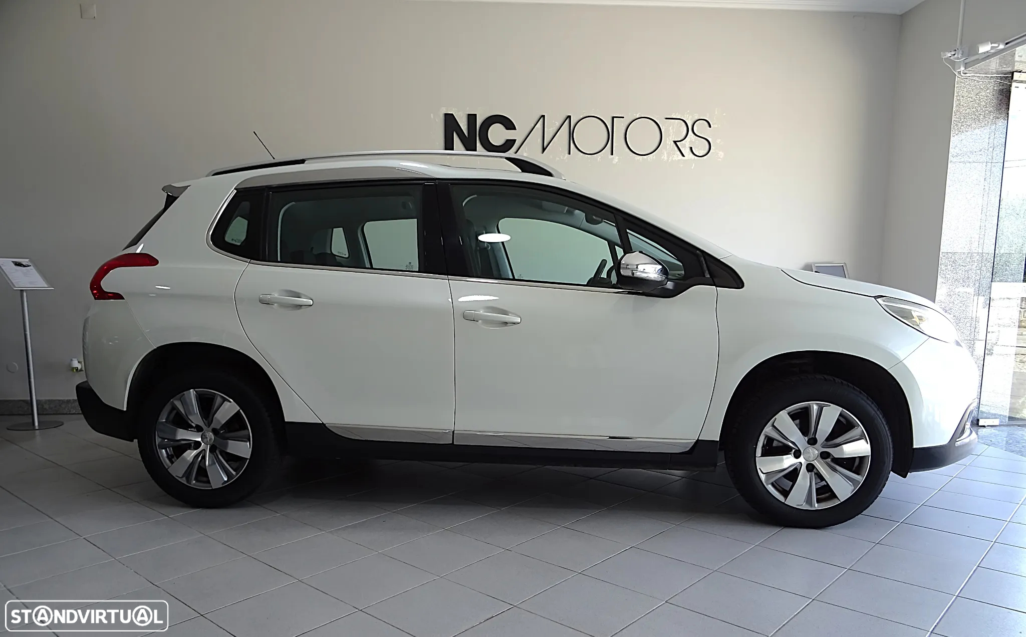 Peugeot 2008 1.2 PureTech Allure - 4