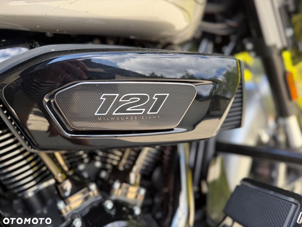 Harley-Davidson CVO Street Glide - 12