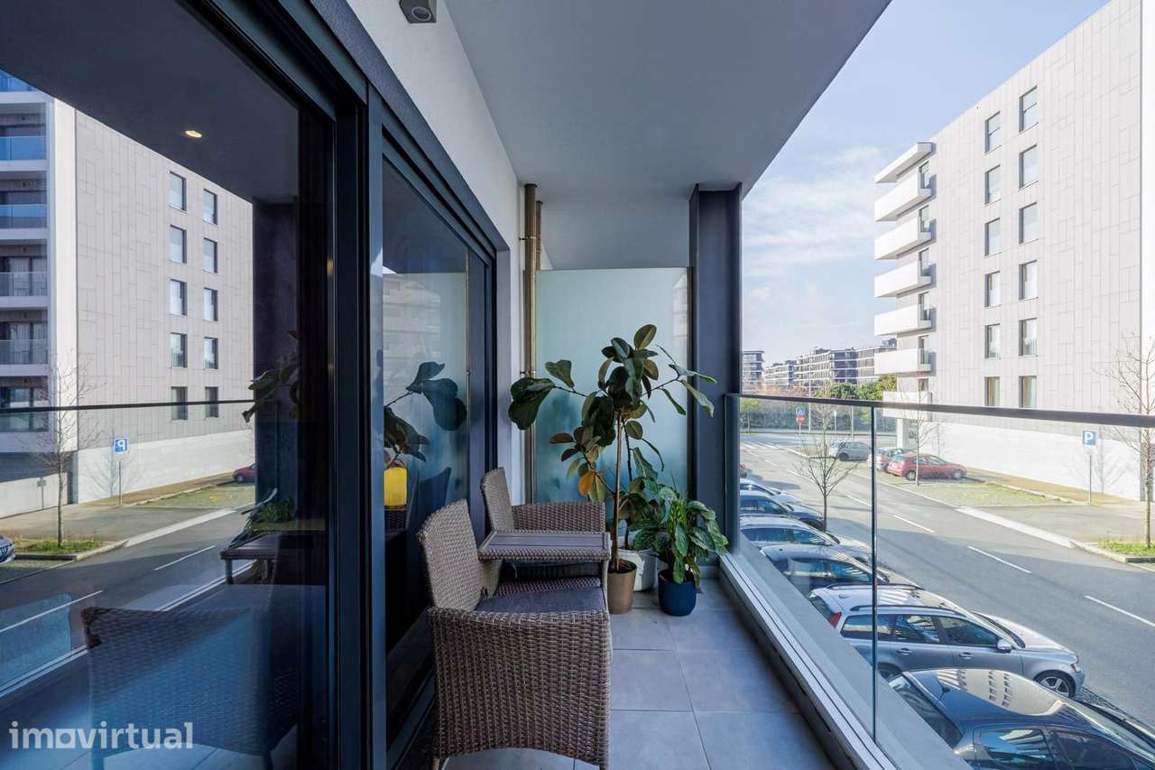 T2 SEMINOVO COM VARANDA, SUÍTE E GARAGEM | RAMALDE, PORTO - Grande imagem: 2/24