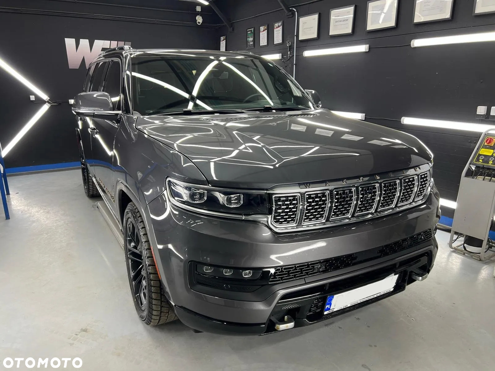 Jeep Grand Wagoneer - 4