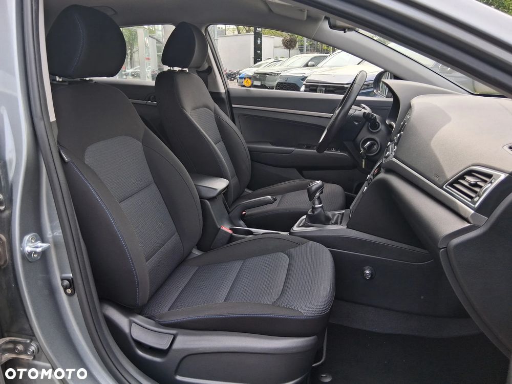 Hyundai Elantra 1.6 Comfort - 12