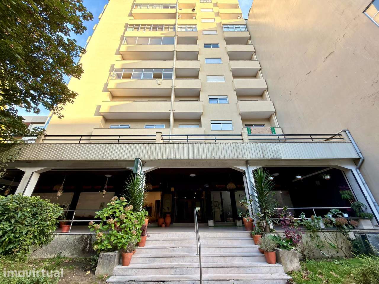 Apartamento T4 para arrendamento, situado na Rua Cândido de Oliveira - Grande imagem: 2/27