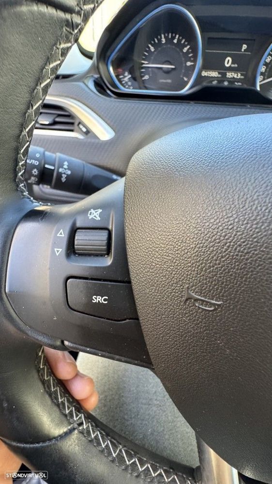 Peugeot 2008 1.2 PureTech Allure EAT6 - 18