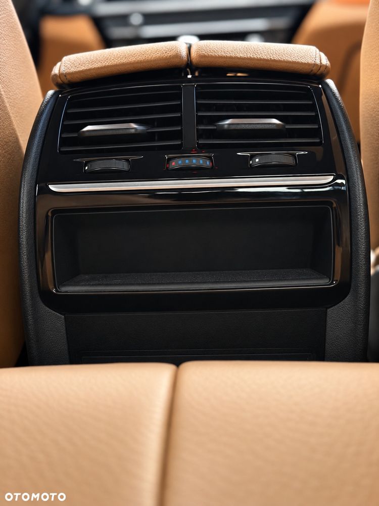 BMW Seria 5 M550i xDrive - 26