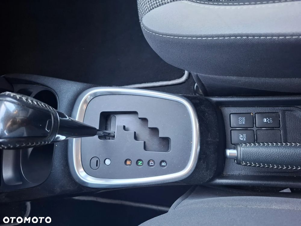 Toyota Yaris Hybrid 100 20th Anniversary - 11