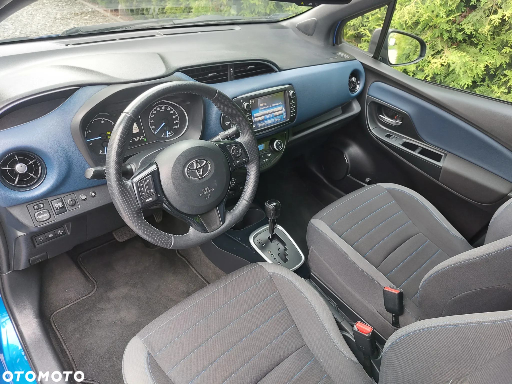 Toyota Yaris Hybrid 100 Selection - 12