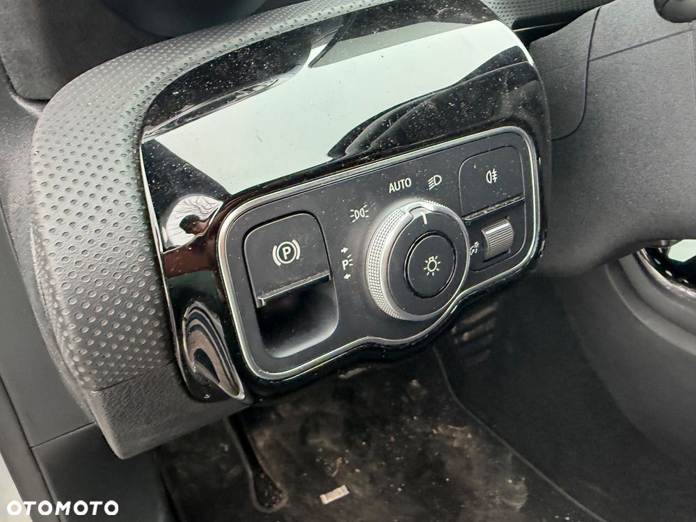 Mercedes-Benz Klasa A 180 7G-DCT AMG Line Advanced Plus - 22