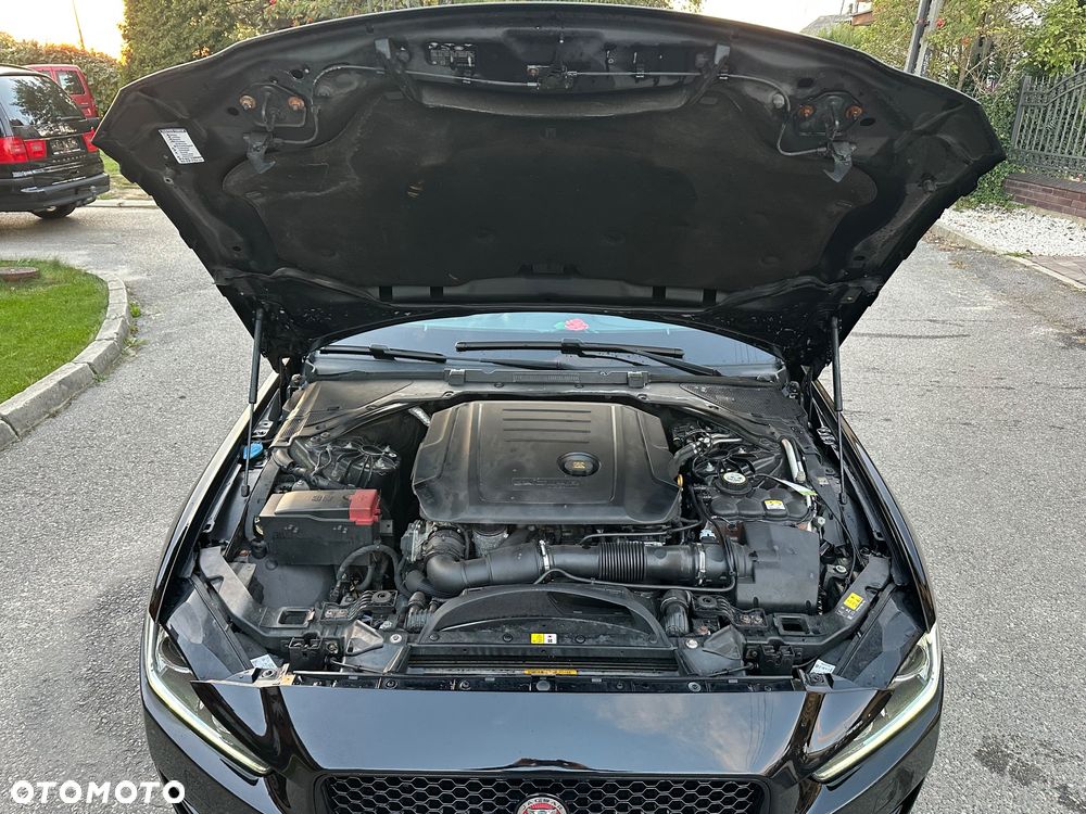 Jaguar XE 2.0 D R-Sport - 32