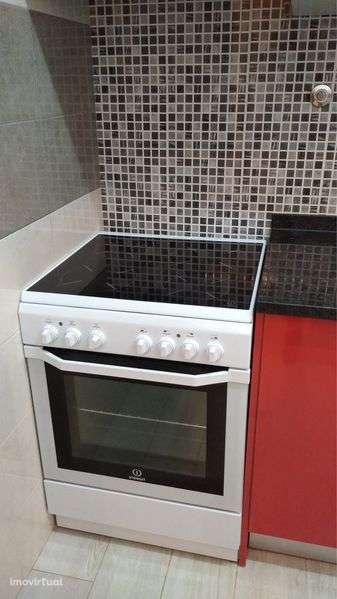 Alugo T1 jovial de cozinha vermelha - Grande imagem: 2/12