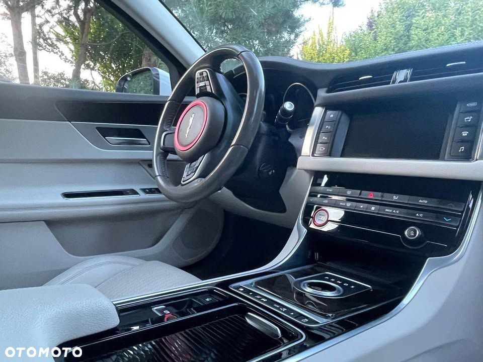 Jaguar XF 2.0 i4D Prestige - 10