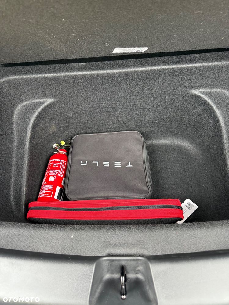 Tesla Model Y - 11