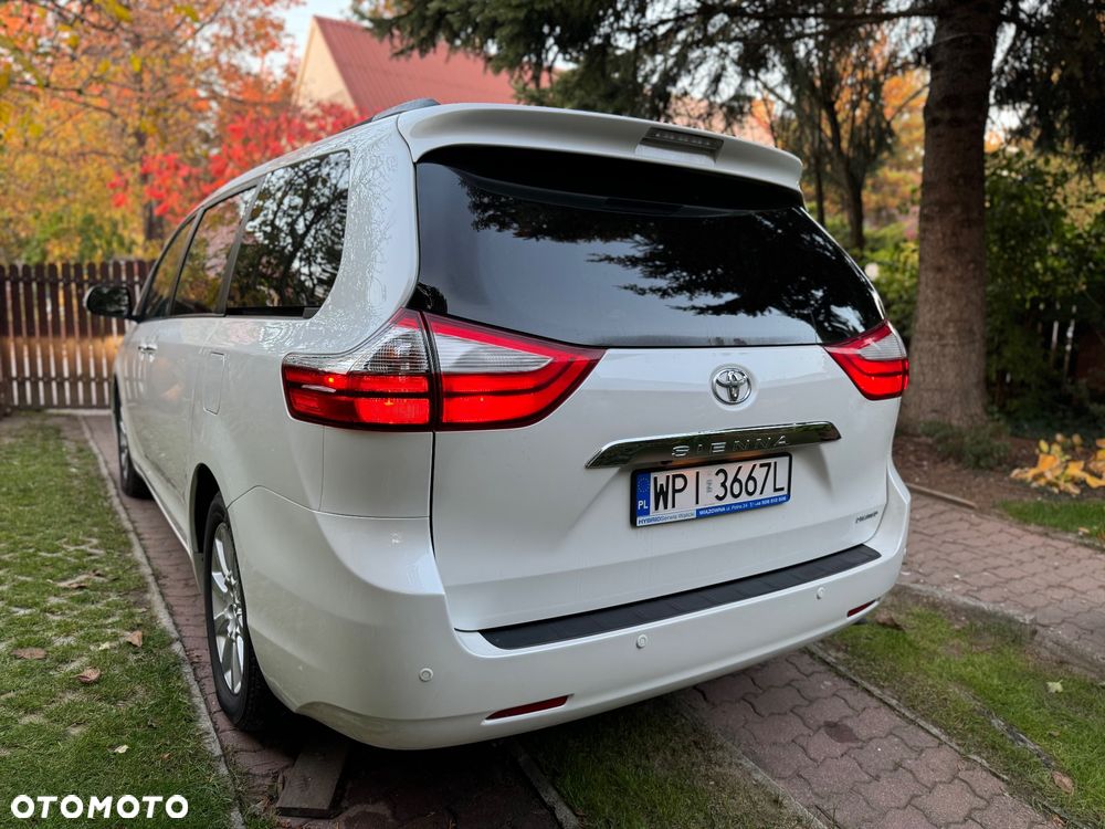 Toyota Sienna - 4