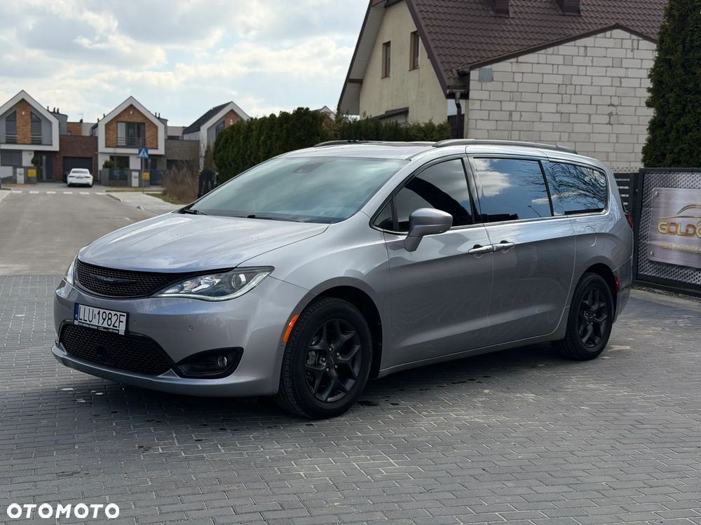 Chrysler Pacifica - 1
