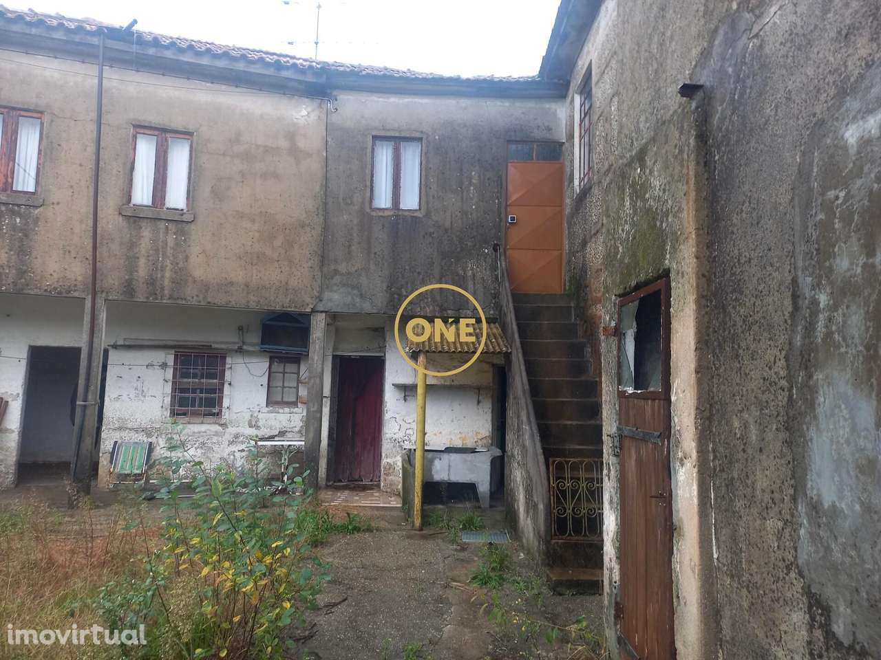 Moradia de 2 pisos para restauro, situada em Delães, com quintal e log - Grande imagem: 4/8