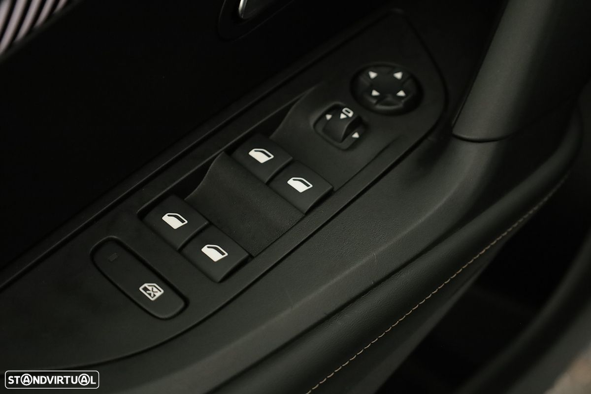 Peugeot 2008 1.2 PureTech Allure EAT8 - 20