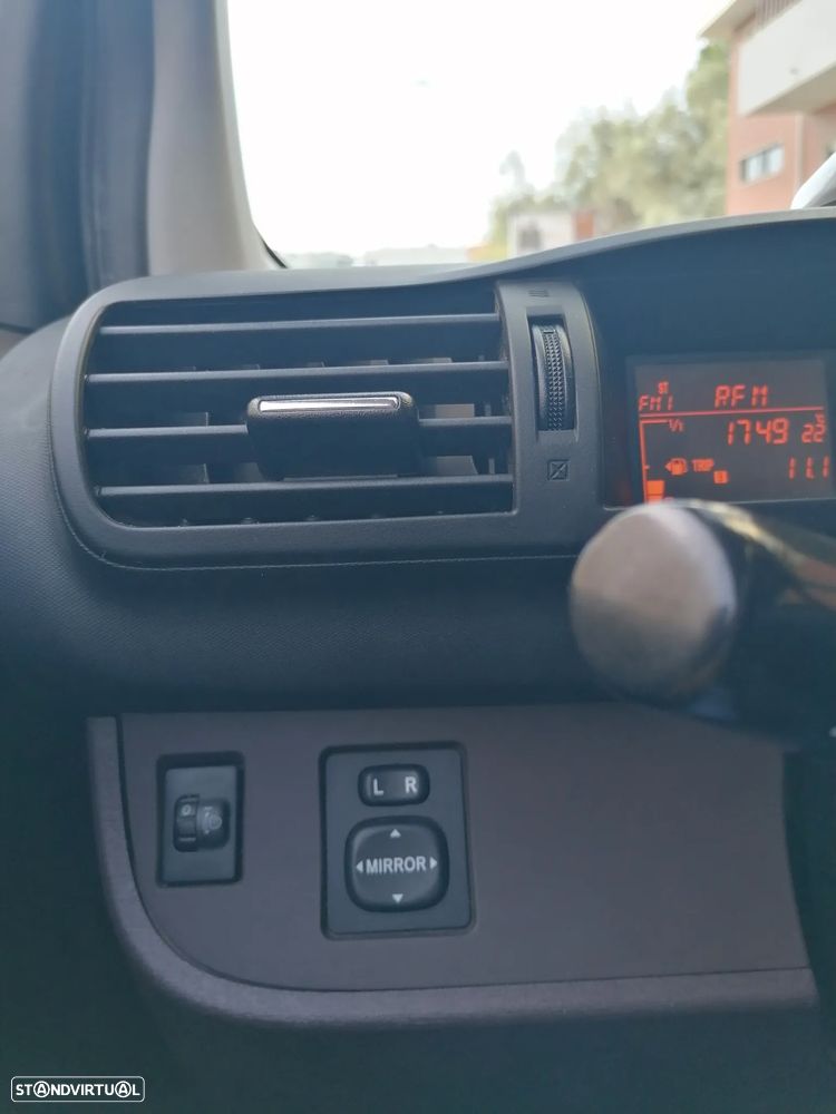 Toyota iQ 1.0 VVT-i Essential+AC - 18