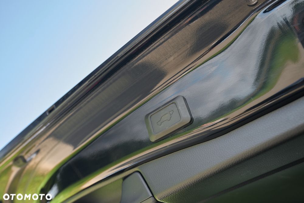 Toyota RAV4 2.5 Hybrid Black Edition by JBL 4x4 - 36
