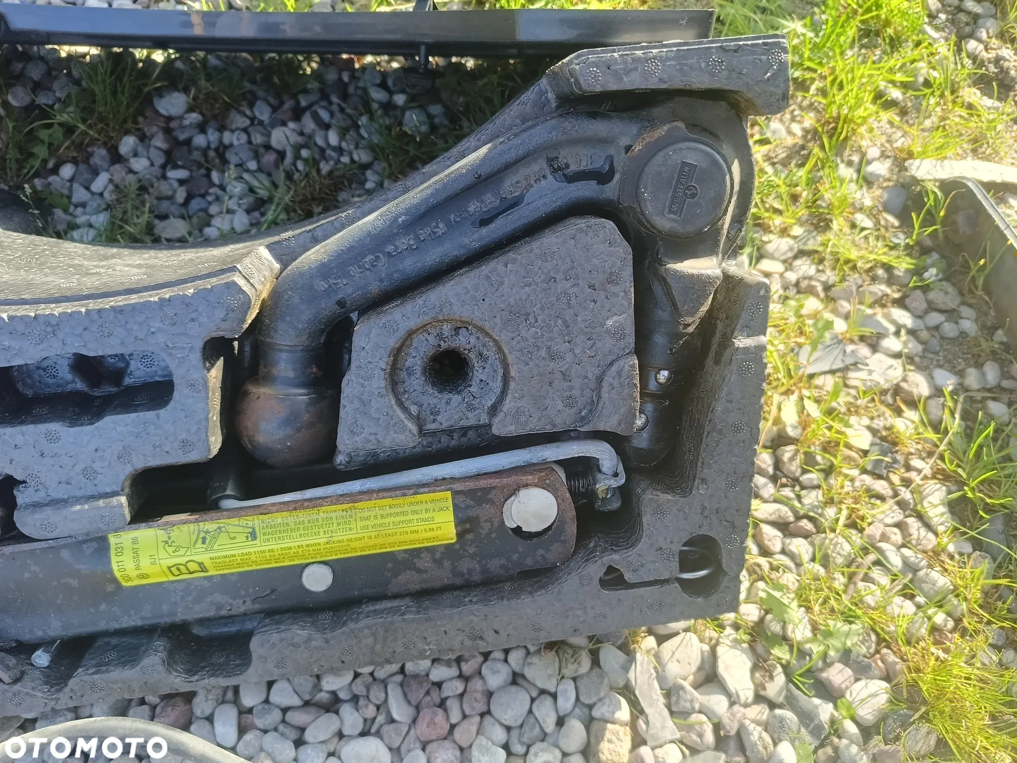 VW PASSAT B6 KOMBI KOMPLETNY HAK Z BELKĄ WYPINANY STYROPIAN 3C0803881B - 3
