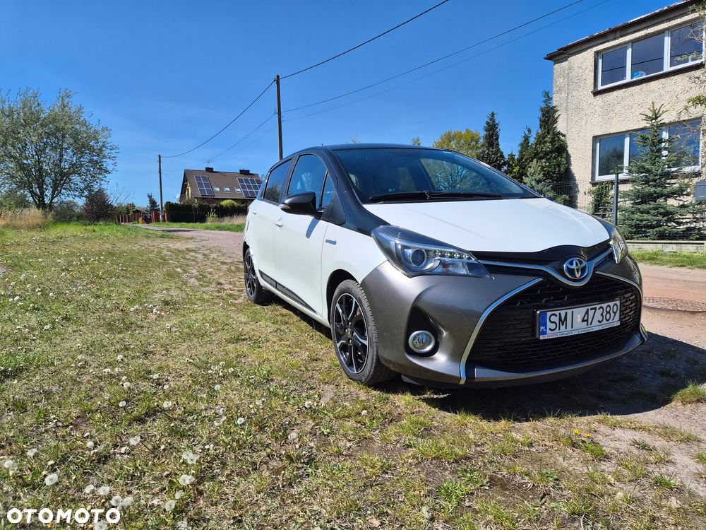 Toyota Yaris Hybrid 100 Selection - 16
