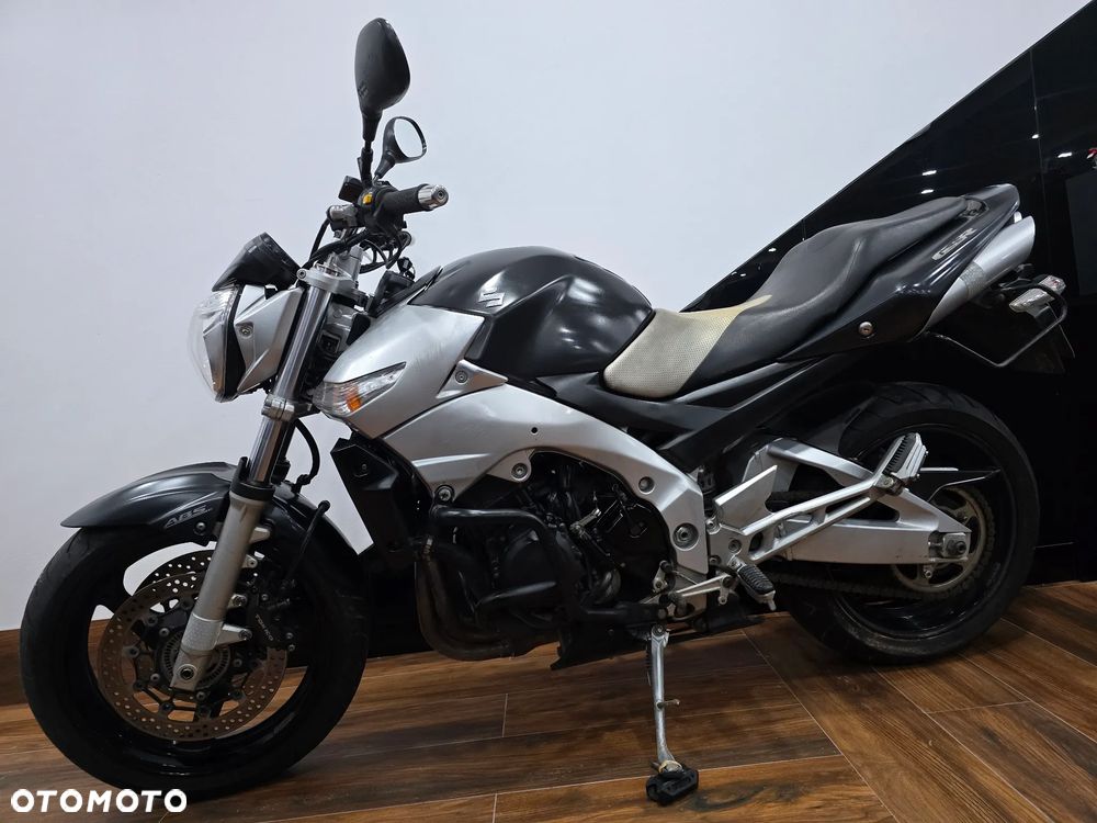 Suzuki GSR - 2
