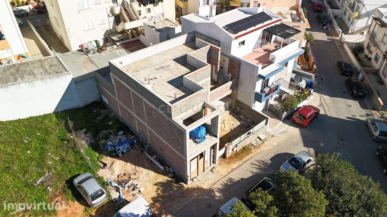 Terreno com Moradia T3+1 em Construção em Portimão - Grande imagem: 4/26