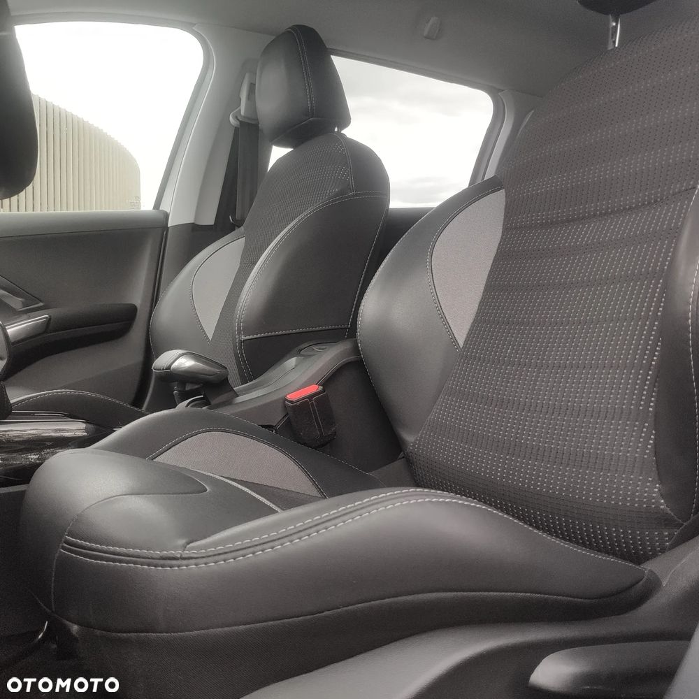 Peugeot 2008 1.2 Pure Tech Allure S&S - 16