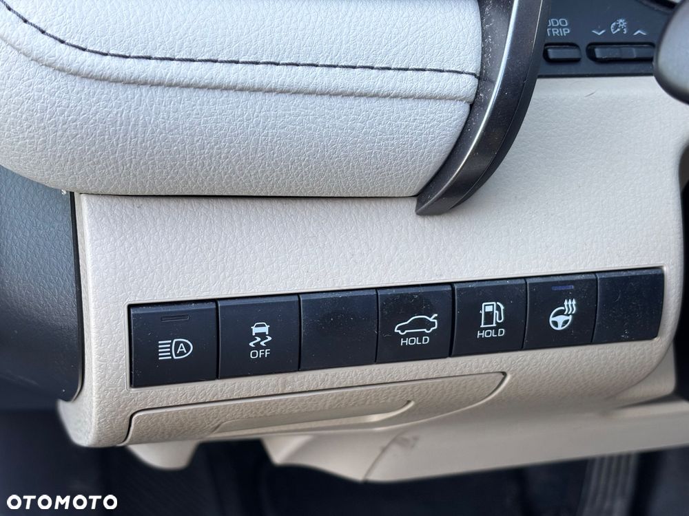 Toyota Camry 2.5 Hybrid Executive CVT - 28
