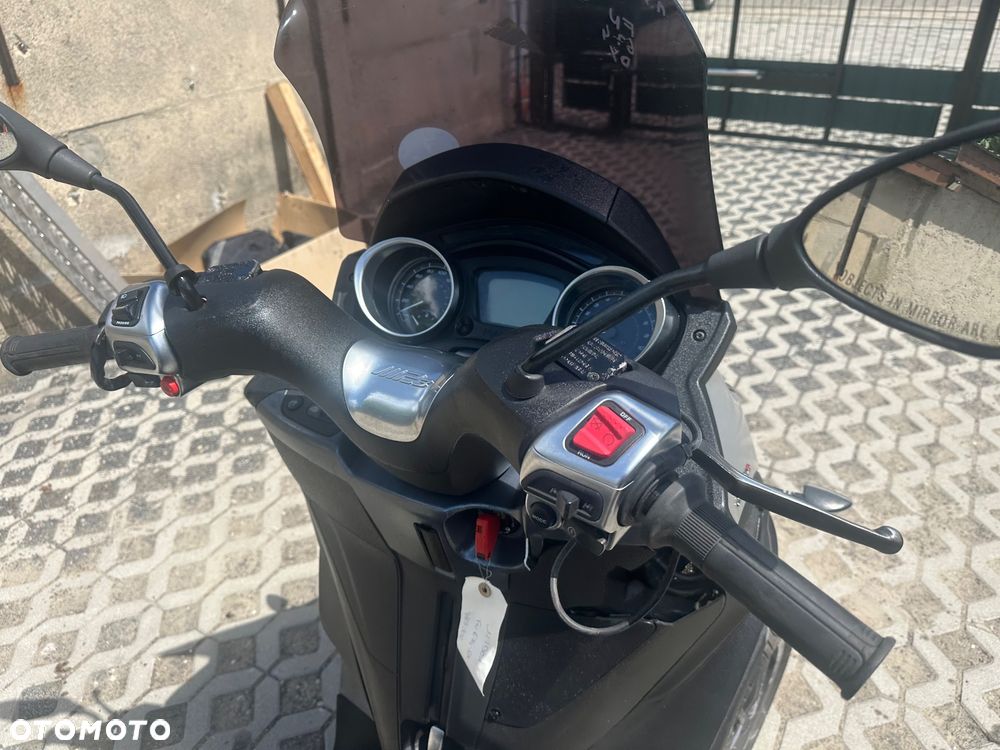 Piaggio MP-3 - 12