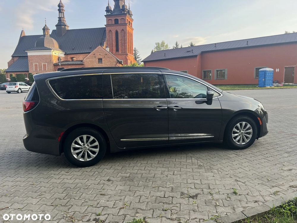 Chrysler Pacifica - 8