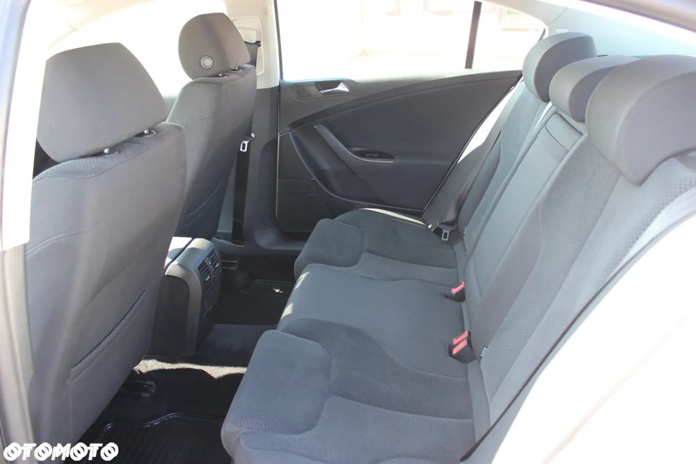 Volkswagen Passat 1.6 FSI Highline - 9