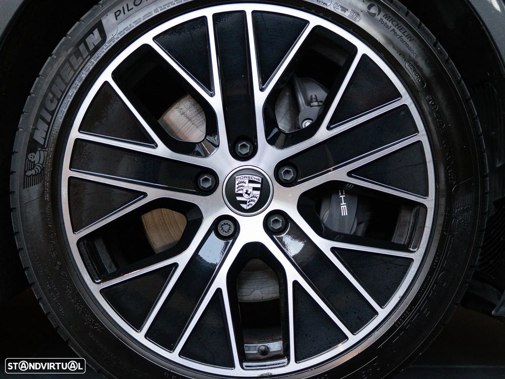 Porsche Taycan Sport Turismo - 17