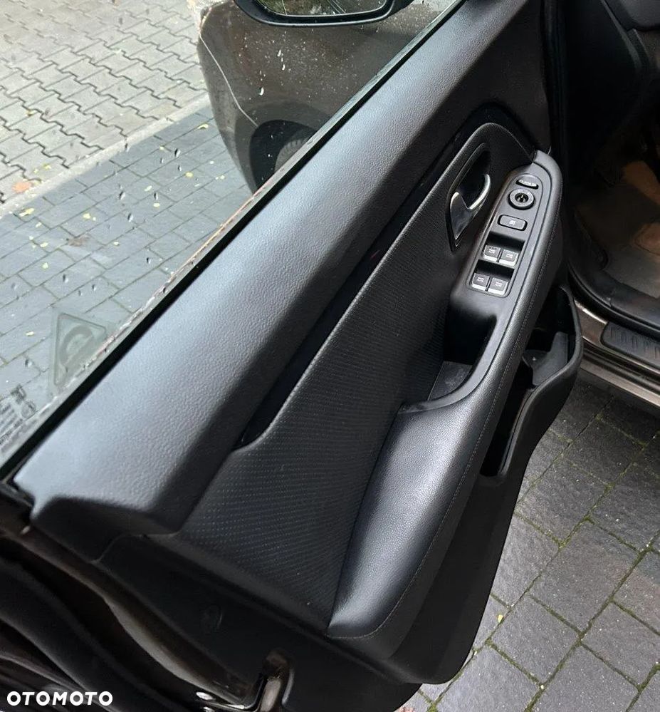 Kia Carens 1.6 GDI L - 12