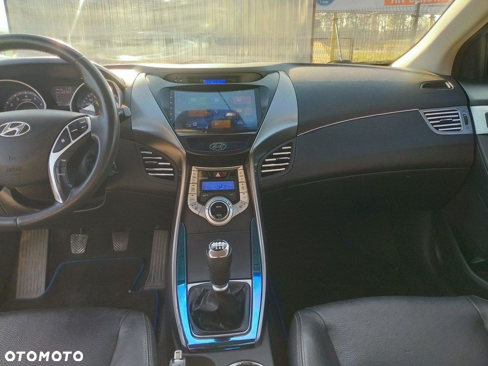 Hyundai Elantra - 12
