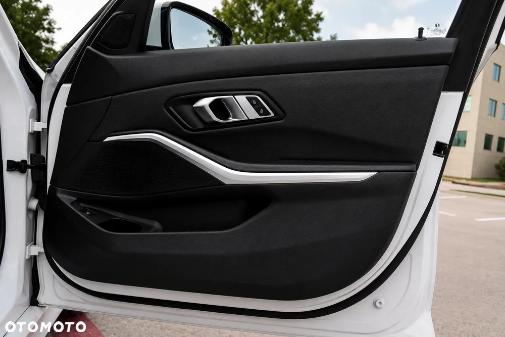 BMW Seria 3 330i xDrive - 24