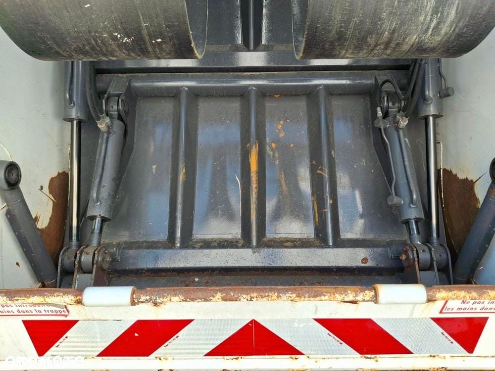 Renault D WIDE 26-320 - 9
